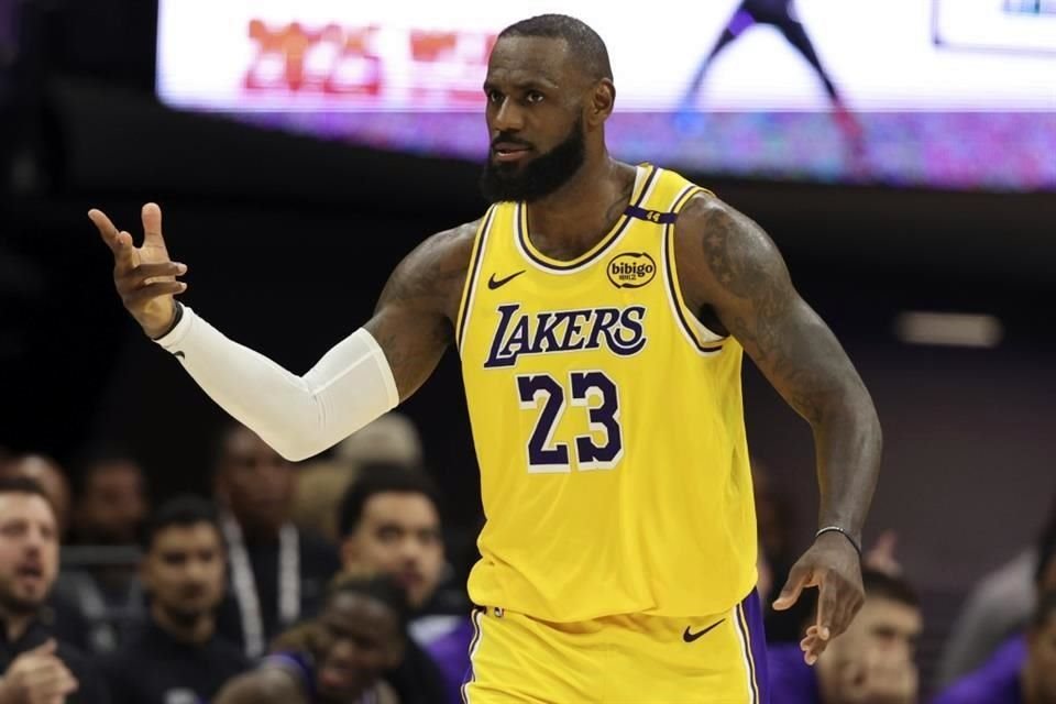 LeBron James promedio 23.5 puntos por encuentro en la temporada.