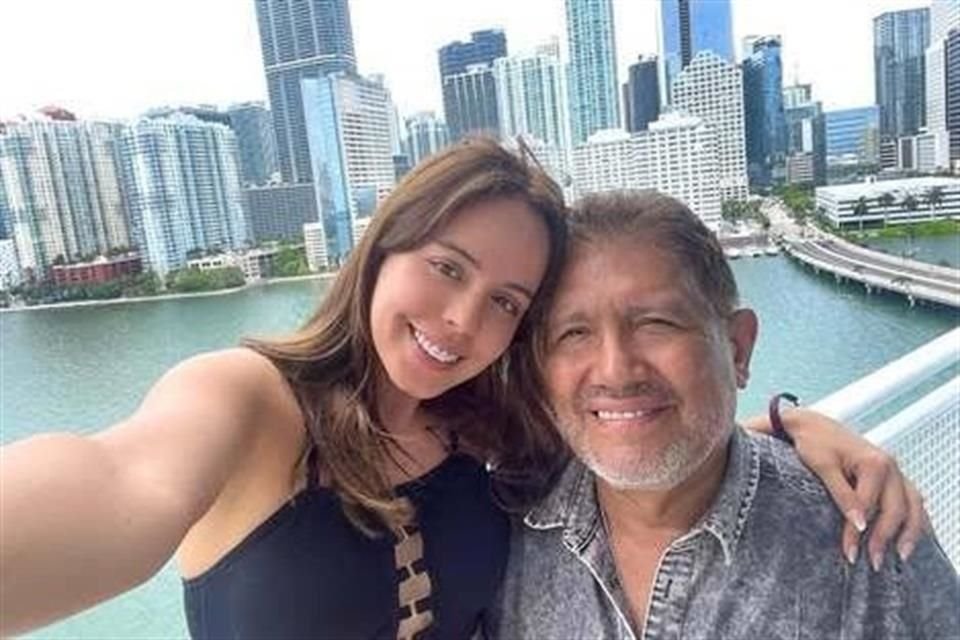 El productor de telenovelas Juan Osorio se comprometió en matrimonio con su novia, la actriz Eva Daniela, quien es 38 años menor que él.