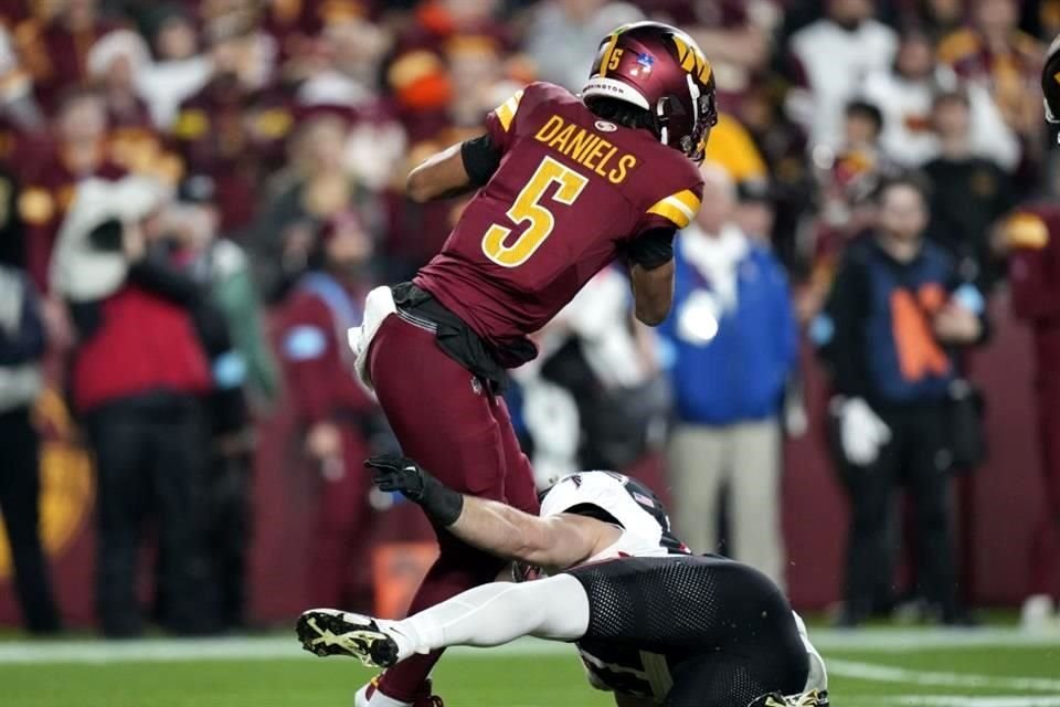 Daniels brilló en el terreno de juego y lanzó para 3 touchdowns y corrió para más de 100 yardas.