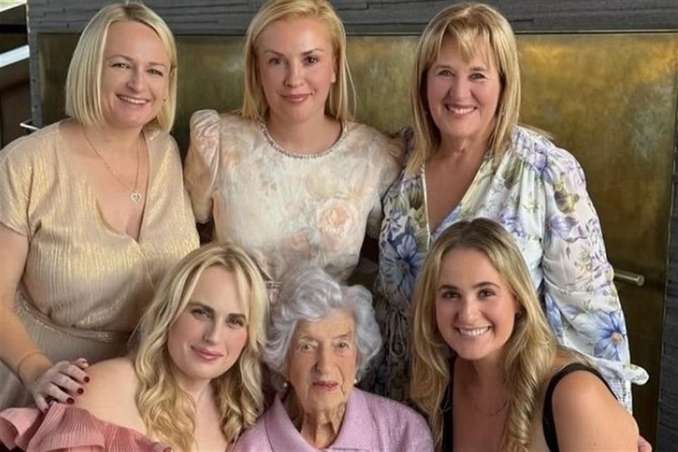 Rebel Wilson estuvo acompañada de su familia.