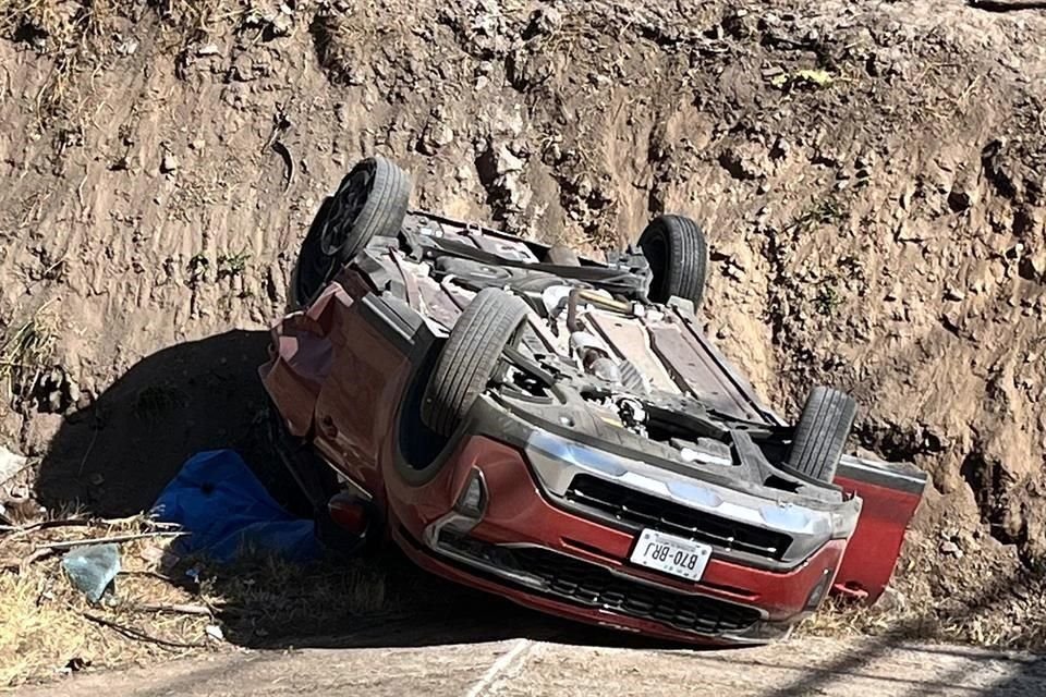 Cuatro personas viajaban a bordo del auto que volcó; una mujer falleció.