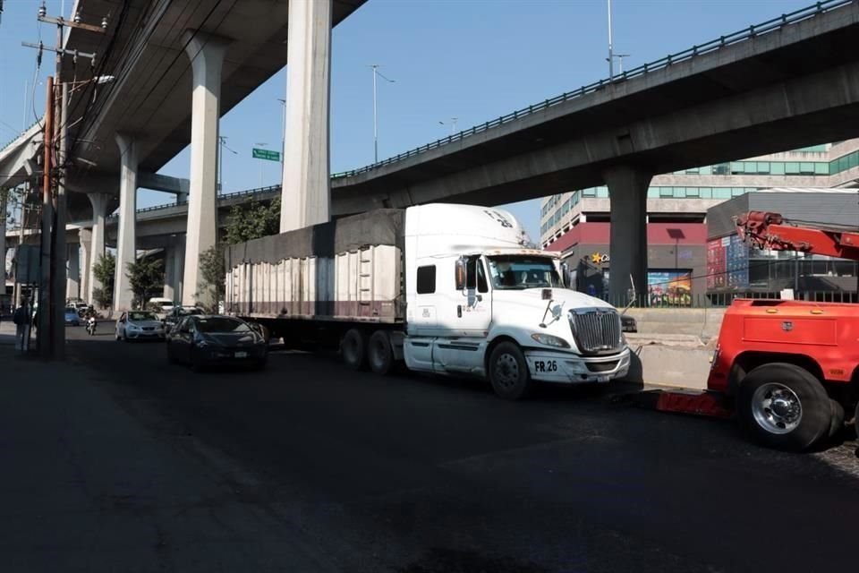 El camión recolector de basura pasó sobre la cadera y la pierna de la joven motociclista.