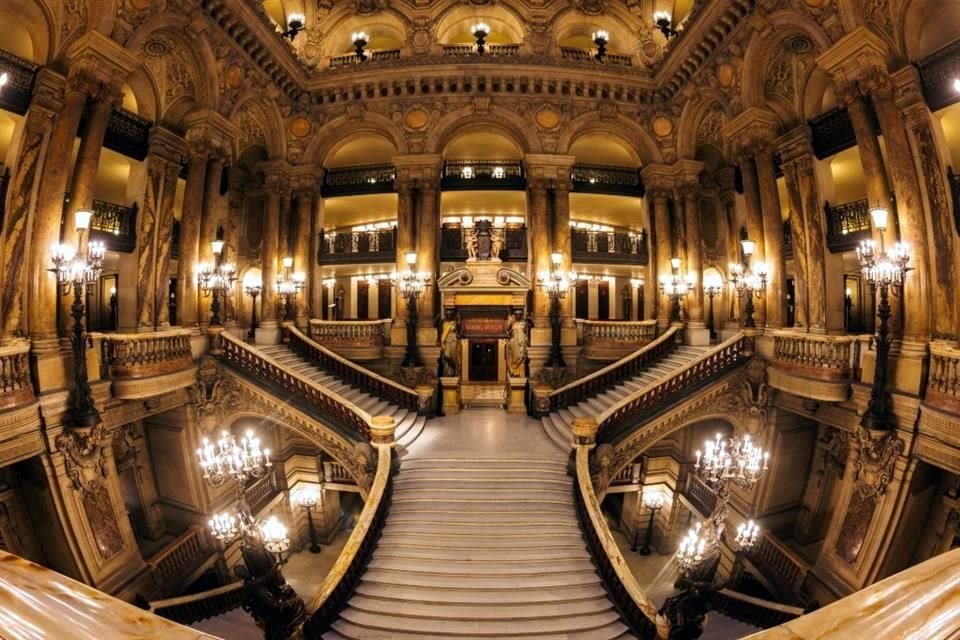 Fue un 5 de enero, pero de 1875, cuando después de 14 años de obras dirigidas por el arquitecto Charles Garnier, la casa de ópera fue inaugurada por el Presidente de Francia Mac Mahon.