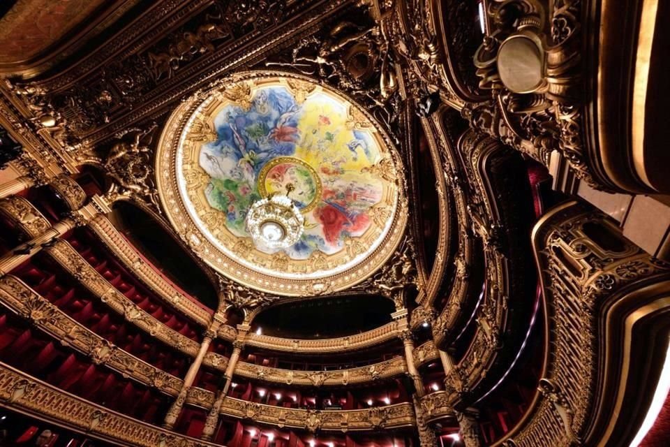 El edificio fue clasificado como 'monumento histórico' en 1923; son característicos los frescos de colores vivos y los personajes flotantes cosidos al techo de la sala, firmados por Chagall.