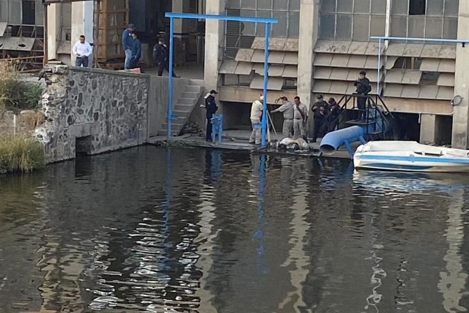 Un cadáver emplayado fue hallado flotando en el canal del Siapa ubicado en la Colonia Artesanos, en Tlaquepaque.