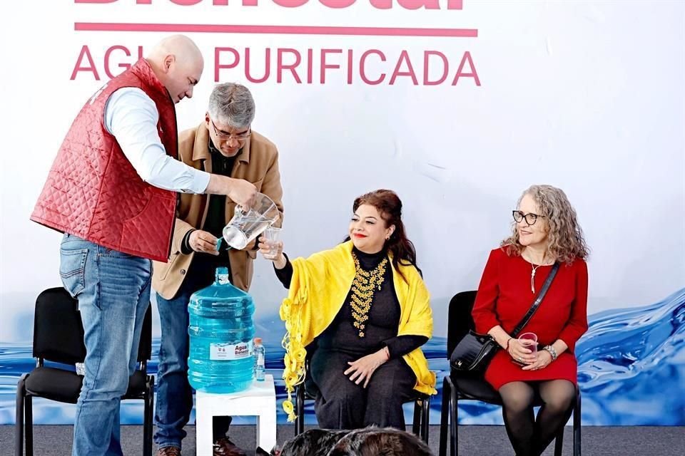 CON PRUEBA. Durante la presentación del programa, Mario Esparza, Secretario del Agua, ofreció un poco del líquido procesado a la Jefa de Gobierno, Clara Brugada.