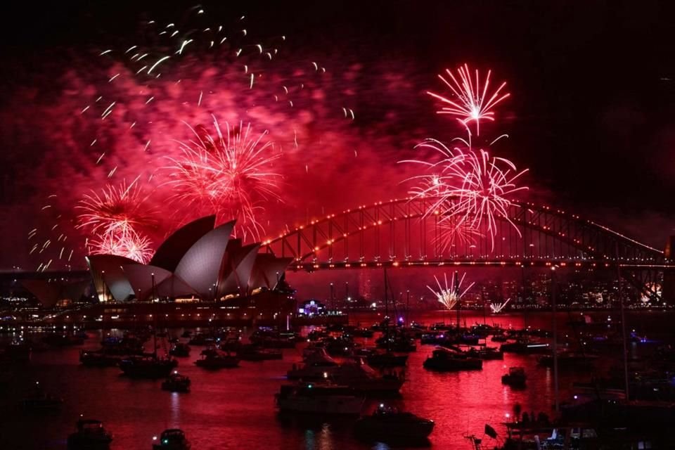 Las luces de la pirotecnia iluminaron el Puente de la Bahía y la Ópera de Sídney.