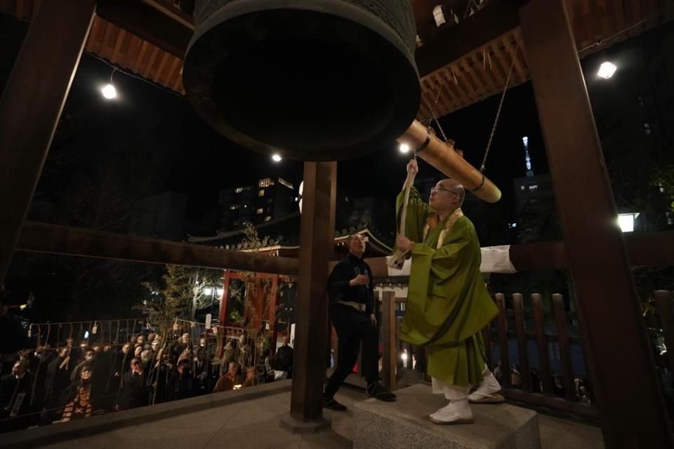 Un monje toca la campana en el salón Bentendo del templo budista Sensoji durante un ritual de toque de campanas llamado 'Joya no Kane' el día de Año Nuevo en Tokio.