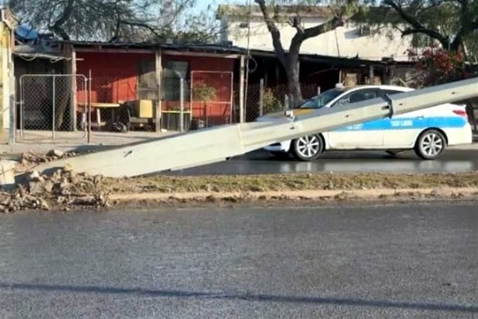 Un tractocamión derrumbó un poste con cámaras de vigilancia, en Reynosa.