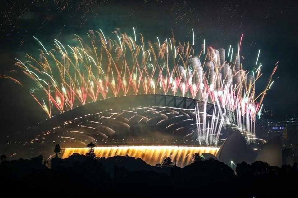 Desde Sídney hasta Vladivostok, comunidades de todo el mundo han comenzado a recibir el 2025 con fuegos artificiales, asombrosos espectáculos de luces, abrazos y zambullidas en hielo.