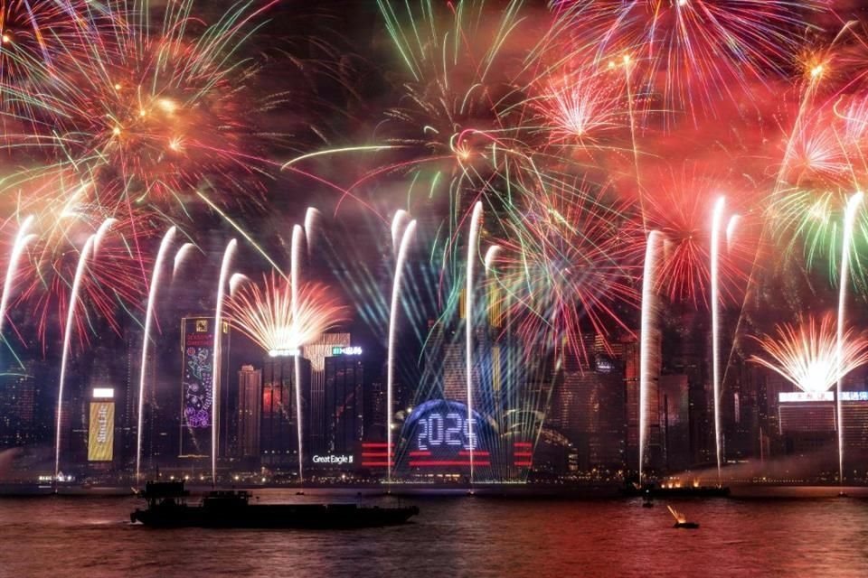 Cientos de miles de personas llenaron ambos lados del puerto Victoria de Hong Kong para ver fuegos artificiales en la víspera de Año Nuevo.