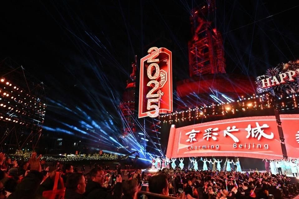 La gente participa en las celebraciones de la cuenta regresiva del Año Nuevo en Beijing.