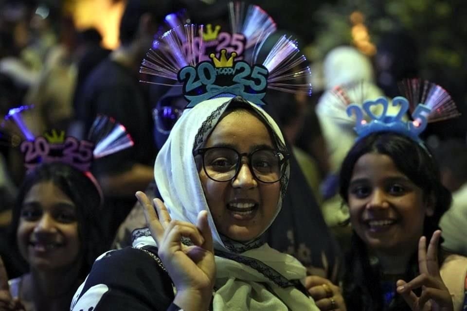 Miles de personas se reúnen cerca de las Torres Gemelas Petronas para ver los fuegos artificiales de las celebraciones de Año Nuevo en Kuala Lumpur, Malasia.