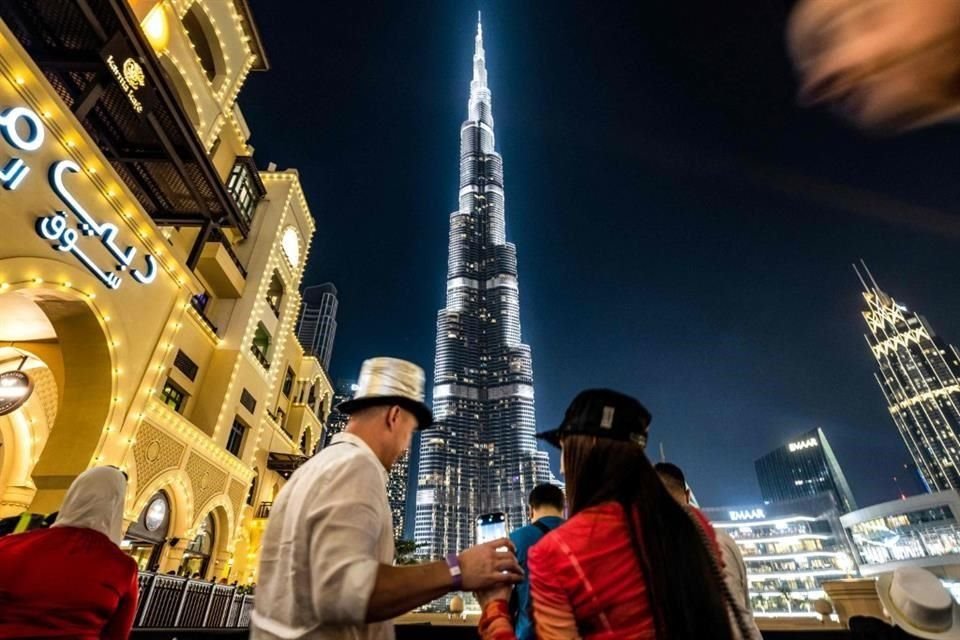 En Dubái, miles de personas asistieron a un espectáculo anual de fuegos artificiales en el Burj Khalifa, el rascacielos más alto del mundo.