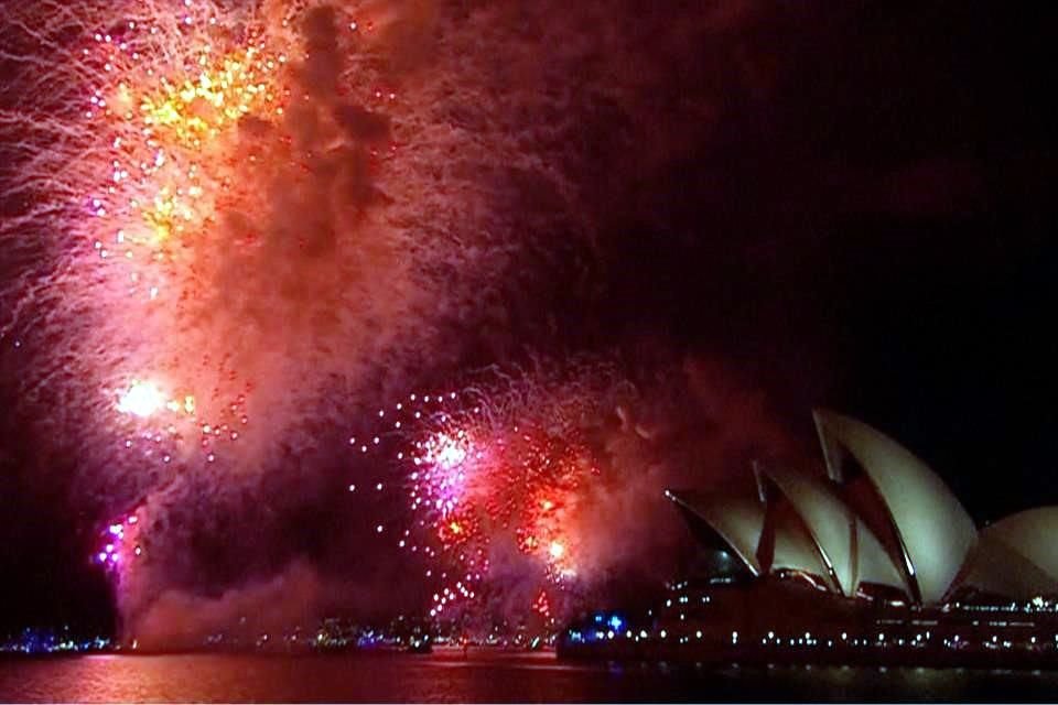 El mundo comenzó a recibir el 2025: Australia y Nueva Zelanda fueron 2 de los primeros países en hacerlo, y lo celebraron con fuegos artificiales.