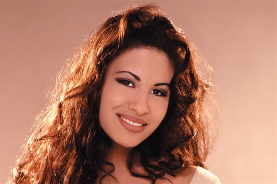 Su álbum 'Dreaming of You' que se lanzó meses después de su fallecimiento, debutó en el Billboard 200 y llevó a Selena a convertirse en la primera artista latina en lograr dicho acontecimiento.