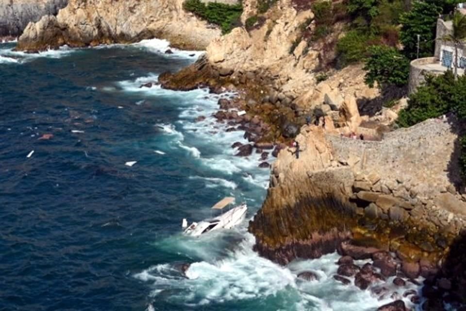 En Acapulco, Guerrero, se hundió un yate recreativo con familias a bordo que veían a clavadistas en la zona de La Quebrada.