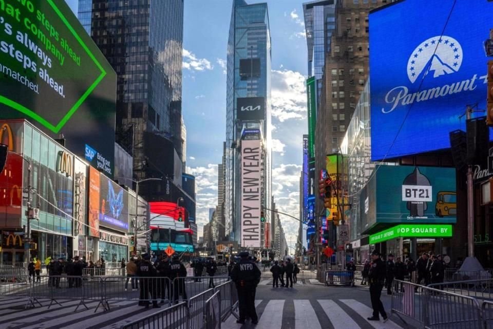 Miembros de la policía de Nueva York se encuentran en un Times Square vacío antes de las celebraciones el 31 de diciembre de 2024.