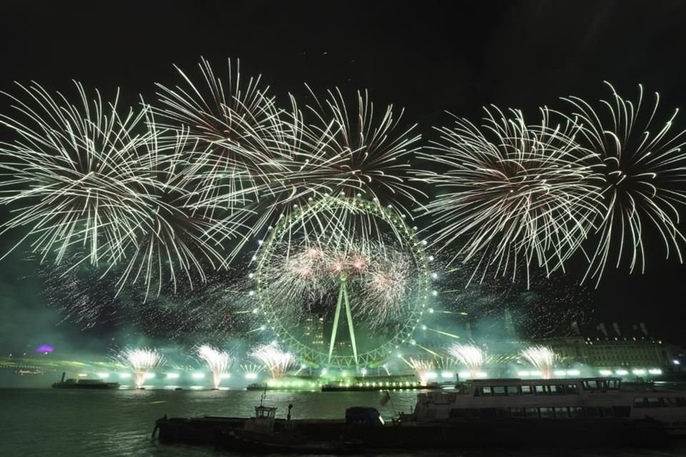 Fuegos artificiales iluminan el cielo alrededor del London Eye en la orilla sur del Río Támesis para celebrar el Año Nuevo en Londres, el miércoles 1 de enero de 2025.