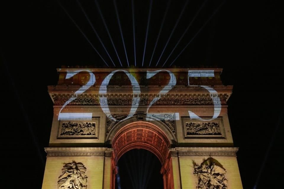 El Arco del Triunfo fue iluminado con los números del 2025.