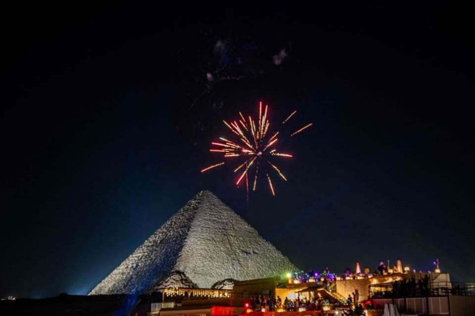 Fuegos artificiales sobre las celebraciones de Año Nuevo de las Grandes Pirámides de Egipto.