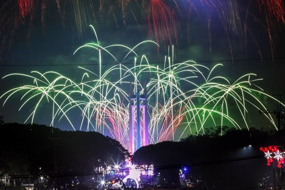 Con fuegos artificiales, se preparan en Ciudad Quezon, Filipinas para la llegada del 2025.