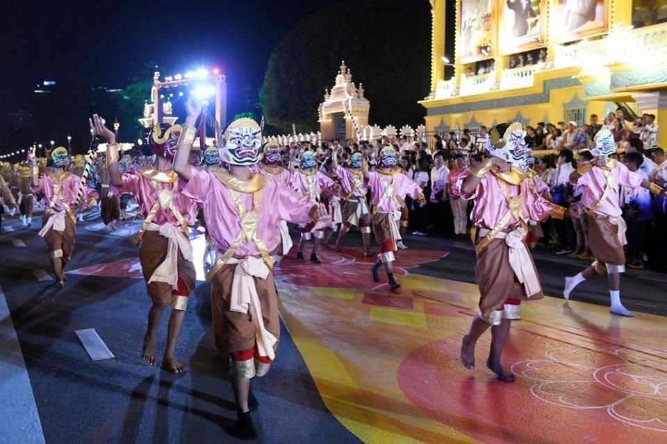 En Camboya, cientos de personas participan en un desfile de Año Nuevo, en las calles de la capital Nom Pen.