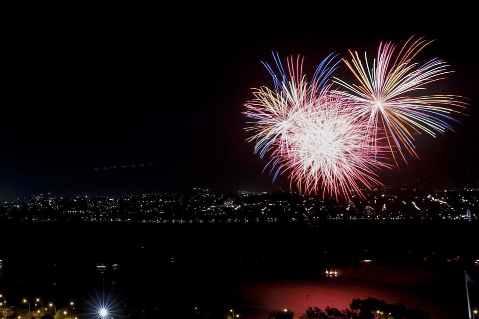 Reciben al año nuevo en la ciudad de Perth, Australia, con fuegos artificiales que iluminan el cielo.