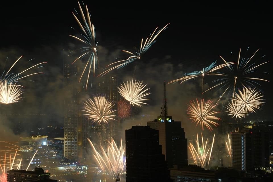 En Tailandia, las personas le dan la bienvenida al 2025 con celebración y festejos.