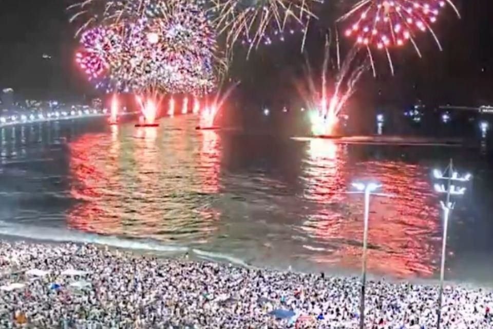 Las personas se reunieron en una playa en Sao Paulo, Brasil, para celebrar la llegada del año nuevo.