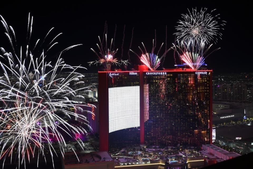 Las Vegas, Nevada, reciben al 2025 con un brillante cielo lleno de fuegos artificiales.