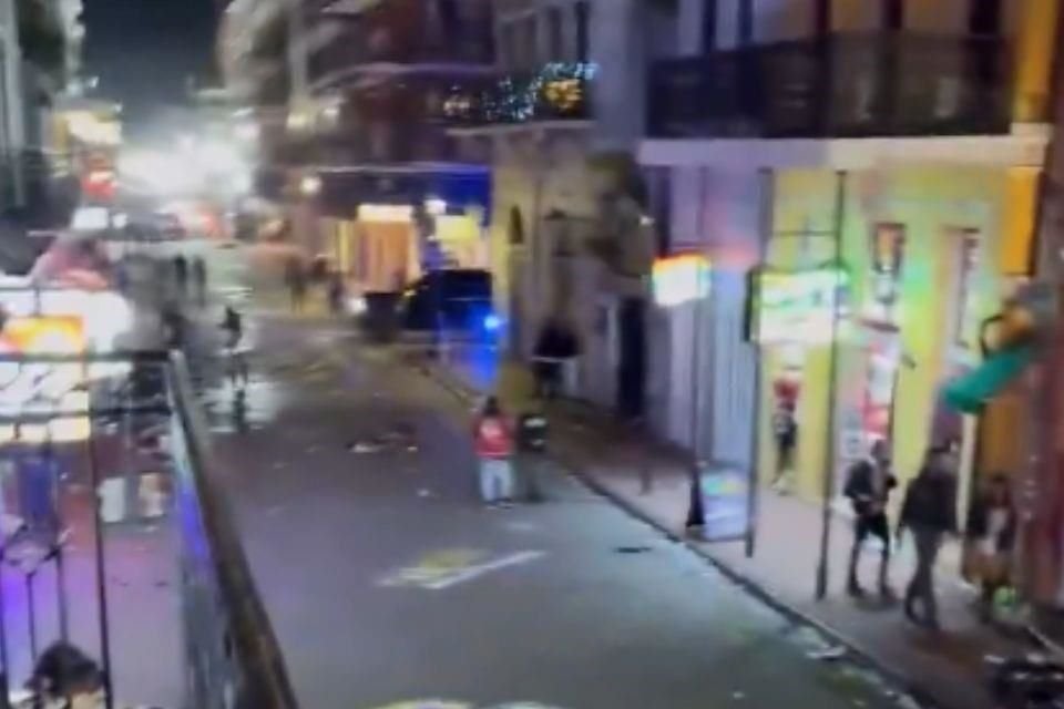 Al menos 10 personas murieron y 30 resultaron heridas después de que un conductor arrollara a multitud en Canal de Nueva Orleans, en EU.