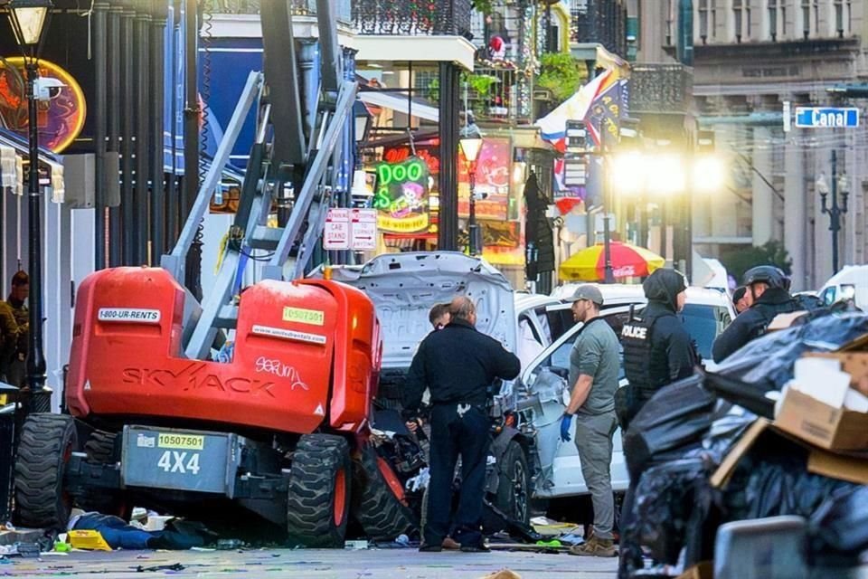 Al menos 10 personas murieron cuando un conductor arrolló a una multitud en Nueva Orleans; el sujeto también disparó e hirió a 2 oficiales.