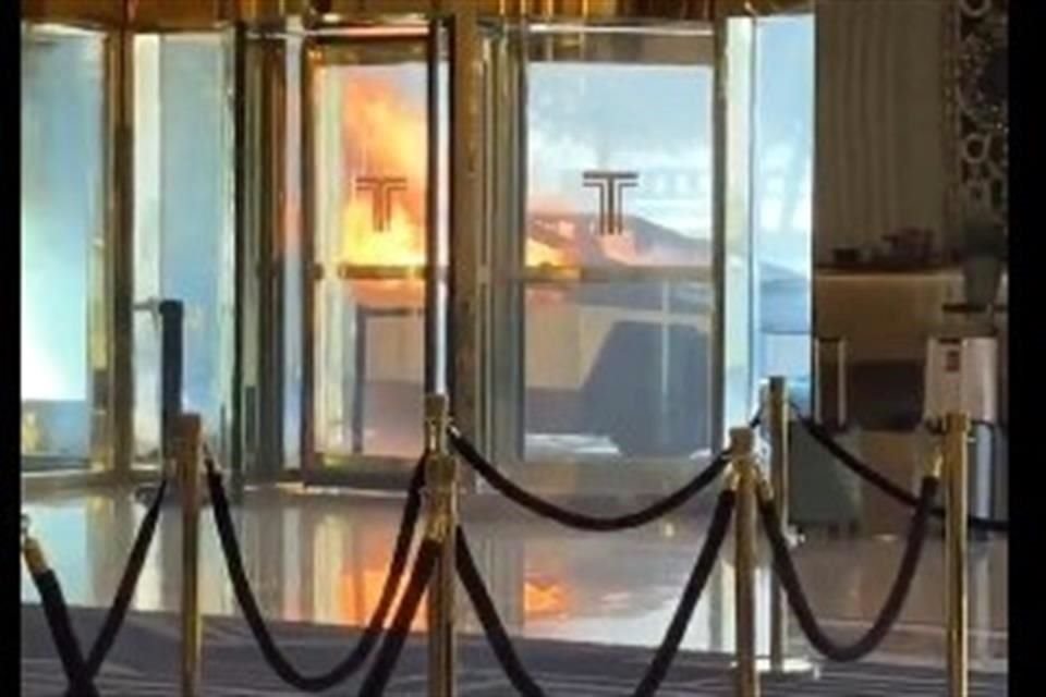 Una camioneta Cybertruck de Tesla se incendió en el área de valet parking de hotel Trump en Las Vegas, Nevada, según medios locales.