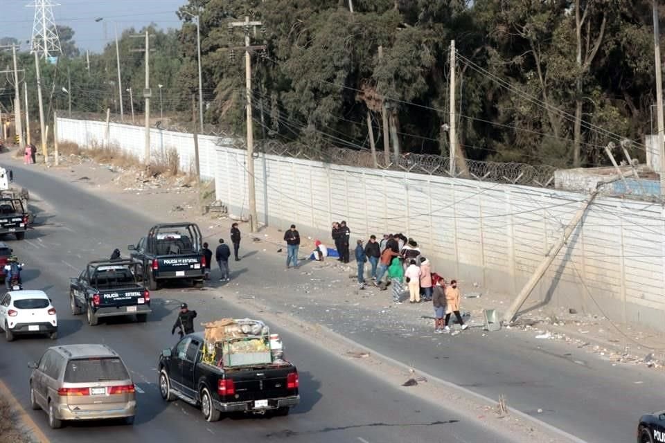 Una mujer que viajaba de copiloto en un camioneta luego de impactarse contra un poste y volcar.