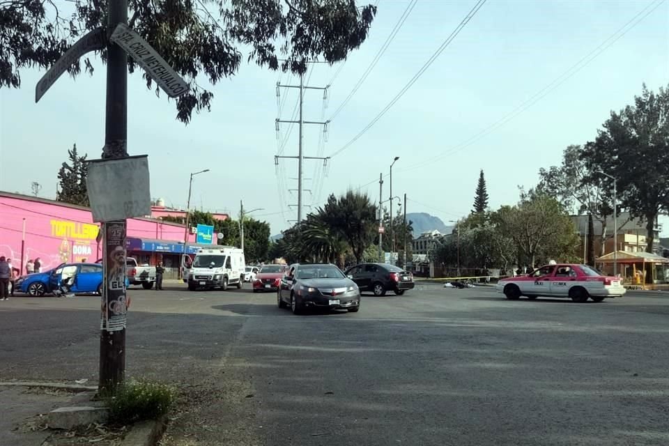 Vecinos aseguraron que el automovilista fue puesto a disposició,n mientras que el joven motociclista permanece a bordo de una ambulancia de Protección Civil.