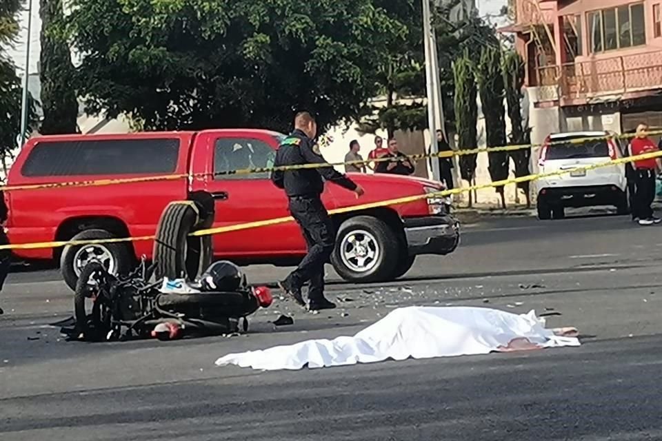 La copiloto de una motocicleta falleció tras un choque en el cruce de Anillo de Circunvalación y Santa Cruz Meyehualco, en Iztapalapa.