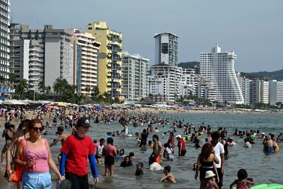 Sebastián Ramírez, subsecretario de Turismo federal, aseguró que se invertirá en el saneamiento de la bahía de Acapulco y Laguna de Tres Palos, pues 'es un desastre' la contaminación que afloró con el paso de los huracanes John y Otis.