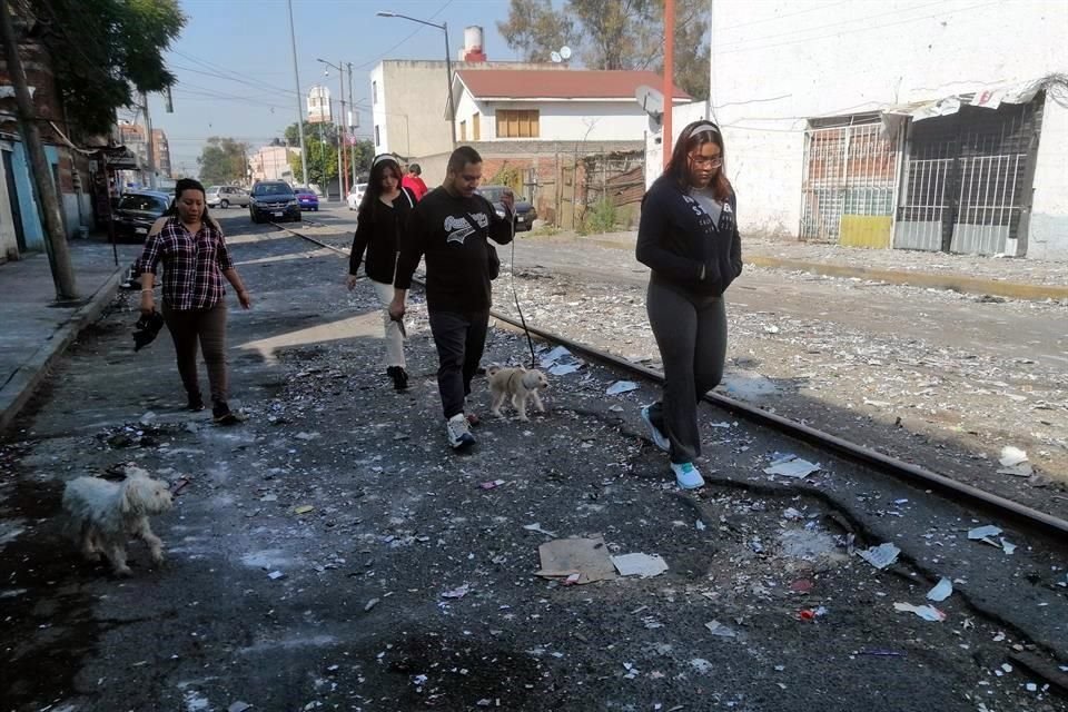 Vecinos de la Colonia Vallejo, en la GAM, caminan entre restos de pirotecnia quemada en Año Nuevo.