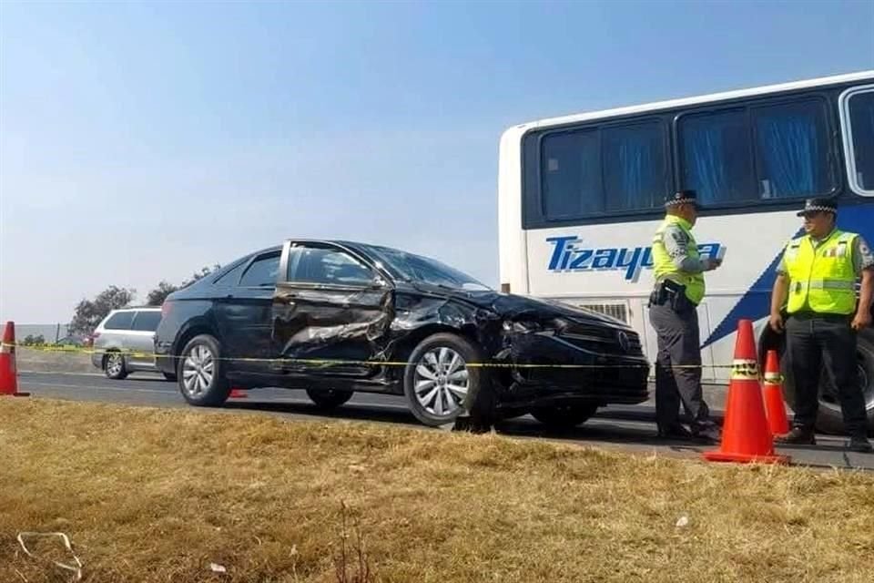 Tras el choque entre los vehículos, el elemento de la Sedena fue lanzado sobre el asfalto.