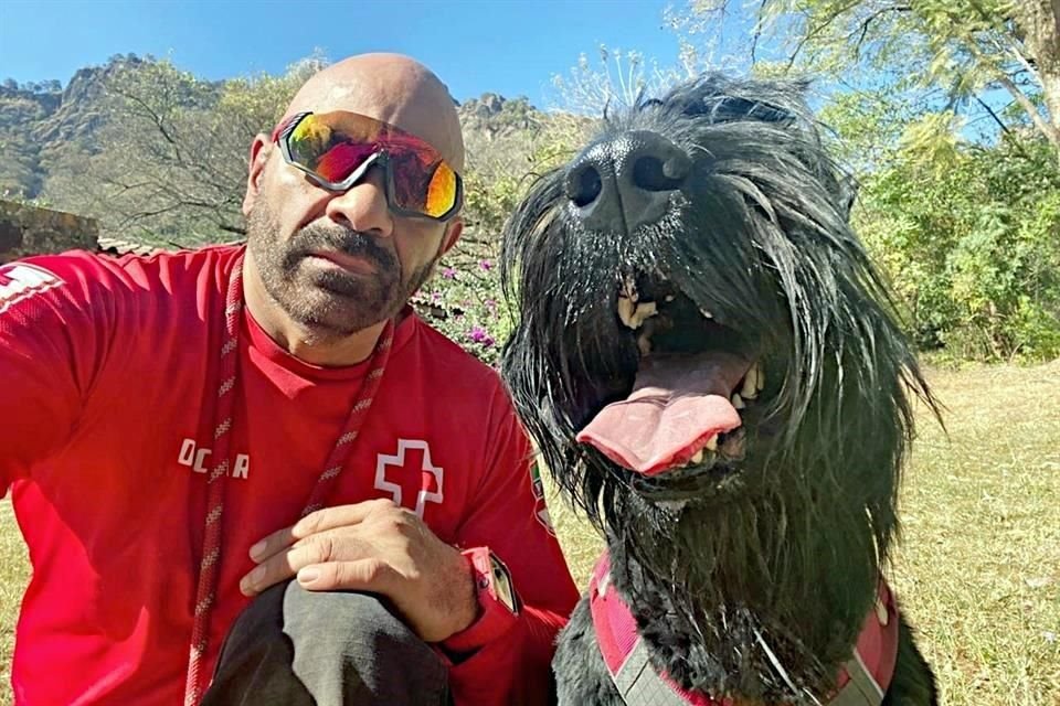 Red, es un Schnauzer Gigante negro y es su binomio canino.