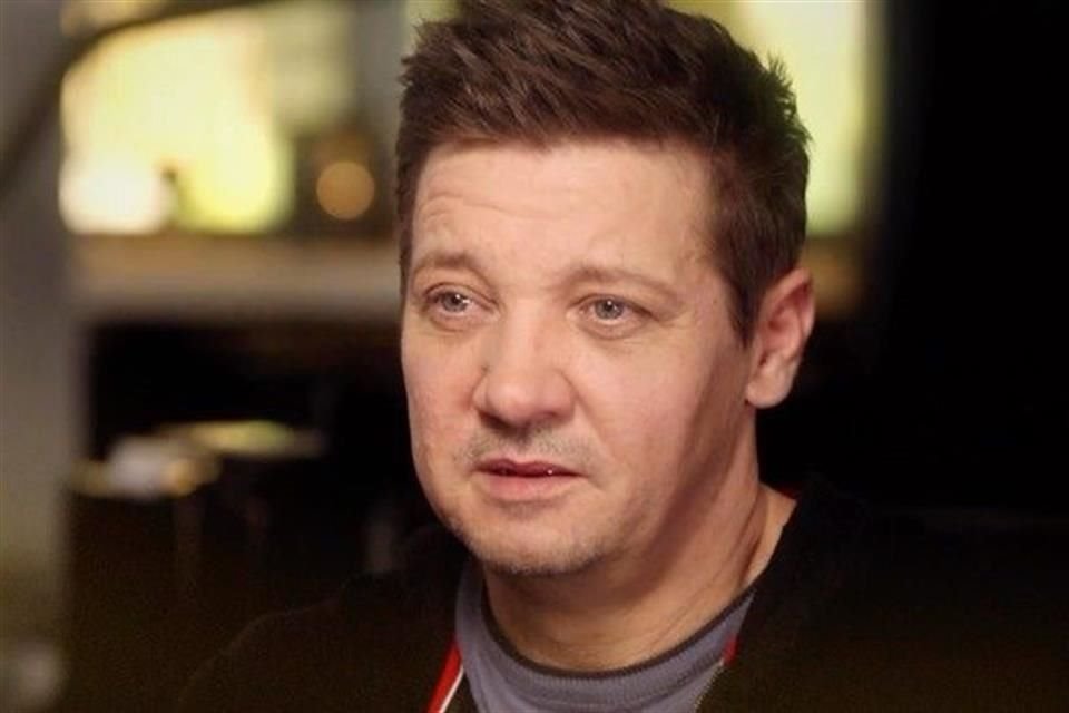 El actor Jeremy Renner se mantiene agradecido tras sobrevivir el accidente con una quitanieves que lo dejó hospitalizado y al borde de la muerte hace exactamente dos años en Reno, Nevada.