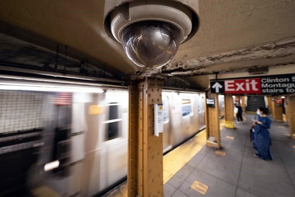 Un hombre fue empujado en metro de Manhattan hacia vías segundos antes de que tren pasara a toda velocidad; víctima sufrió heridas graves.