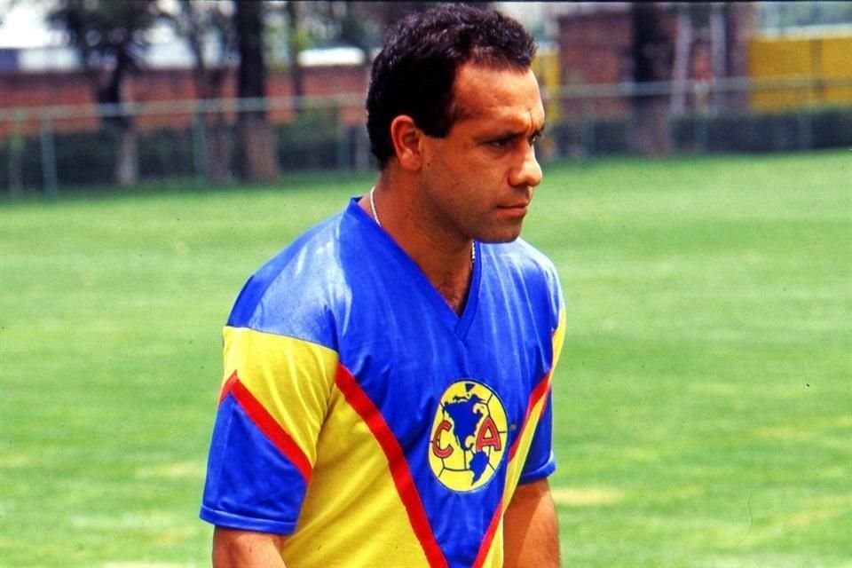 El mediocampista también fue entrenador y asistente técnico tras su retiro.