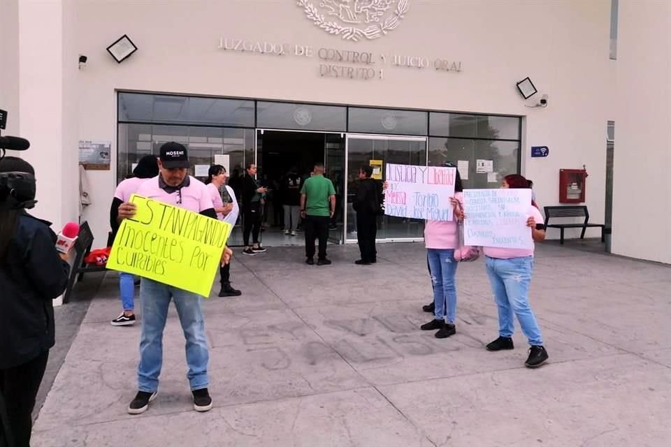 Familiares de los custodios imputados por la fuga de un interno en el Reclusorio Metropolitano de Puente Grande se manifestaron este jueves para exigir justicia, pues aseguran que son inocentes.