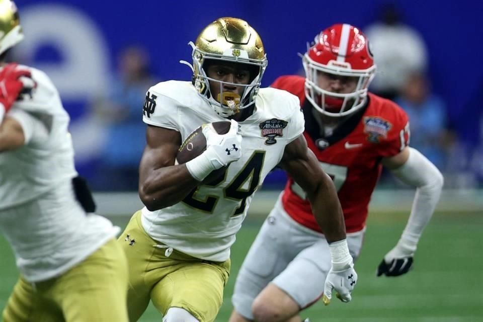 Jadarian Price (número 24), de los Fighting Irish de Notre Dame, corre con el balón durante el tercer cuarto contra los Bulldogs de Georgia.