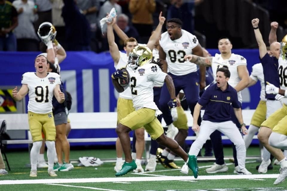 Jayden Harrison (número 2), de los Fighting Irish de Notre Dame, celebra un touchdown tras devolver una patada inicial en la segunda mitad.