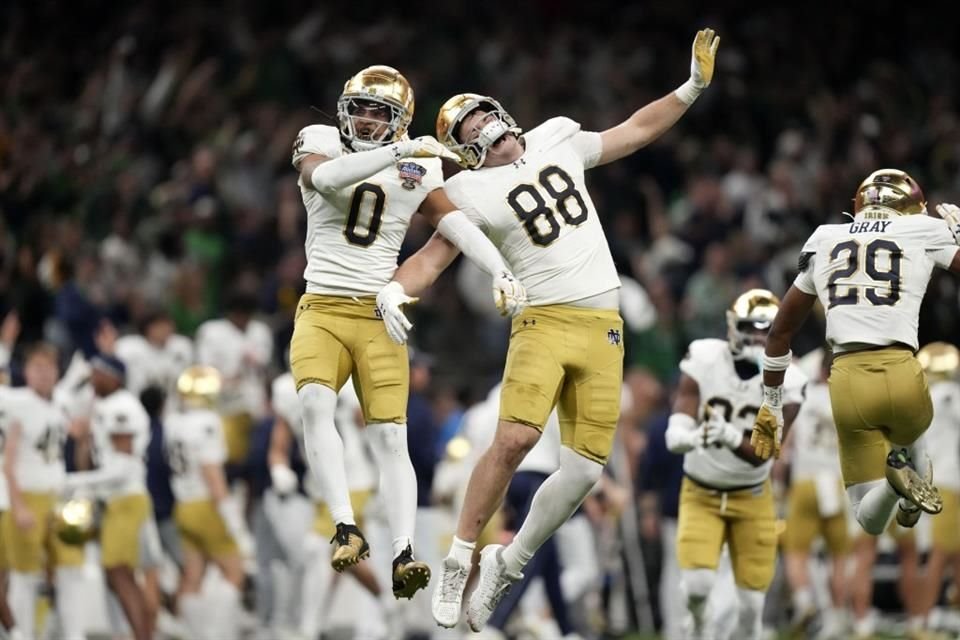 Xavier Watts (0) y Armel Mukam (88) celebran la victoria.