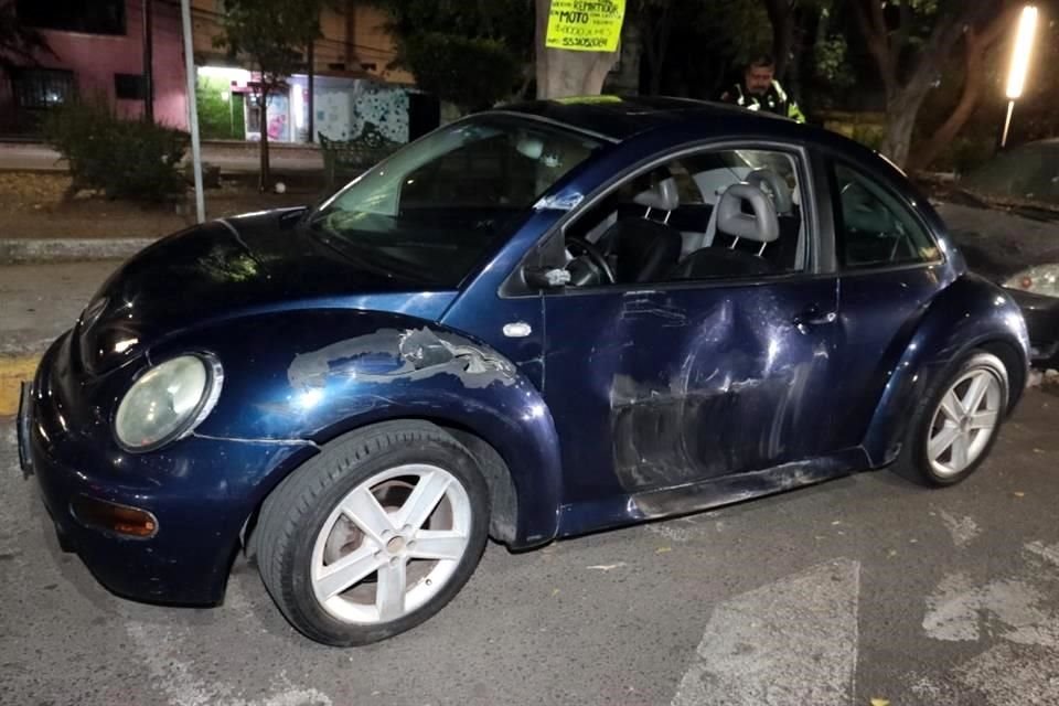 Los sujetos utilizaban un vehículo azul para fingir accidentes con otros autos.