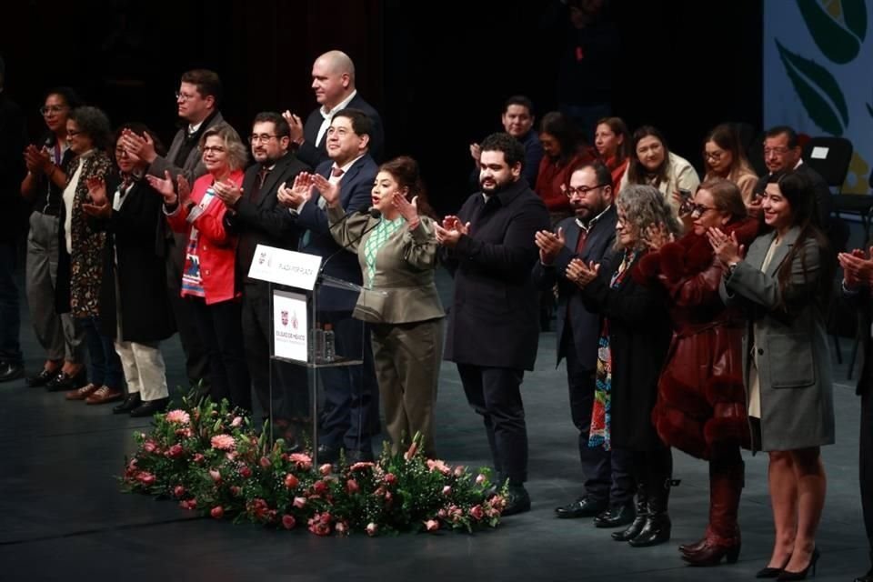 Clara Brugada, Jefa de Gobierno capitalina, junto a su Gabinete, dio la bienvenida a la base trabajadora.